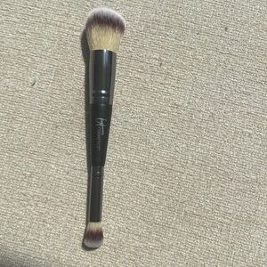 It cosmetics heavenly luxe brush No. 7